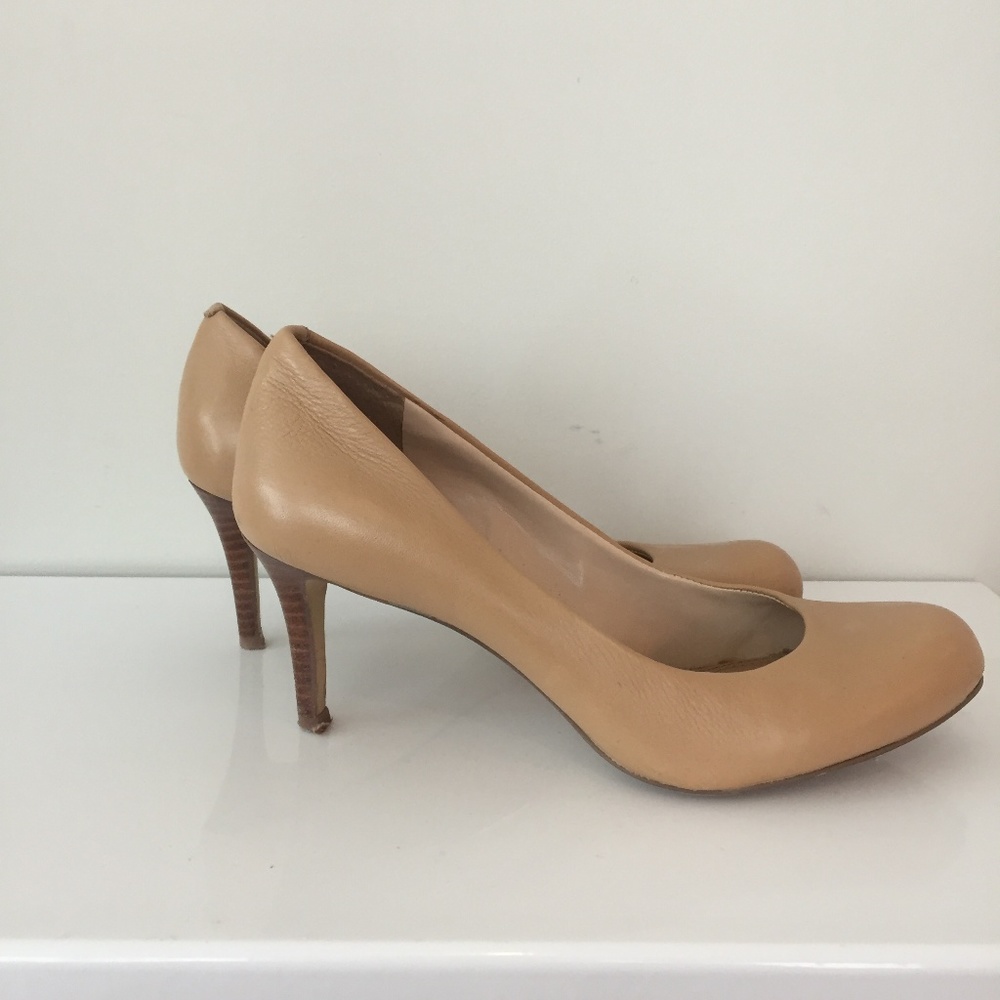 Banana Republic Nude Pump-Size 6